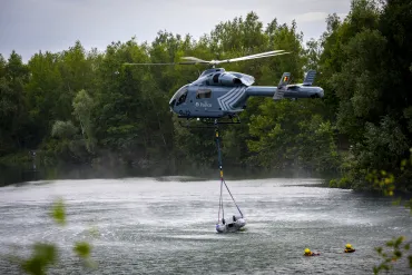 hélicoptère au-dessus d'un plan d'eau