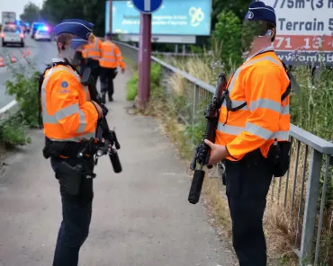 deux policiers avec arme lourde