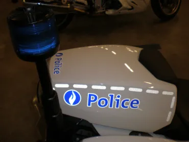 Arrière fluo d'une moto de police