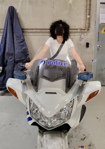 jeune fille sur une moto de police